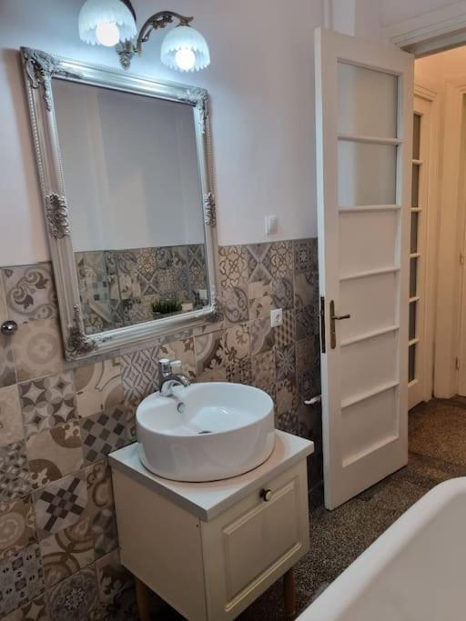 Cozy Apartment Near City Center Βουκουρέστι Εξωτερικό φωτογραφία