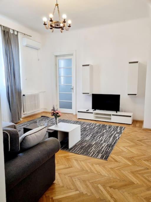 Cozy Apartment Near City Center Βουκουρέστι Εξωτερικό φωτογραφία
