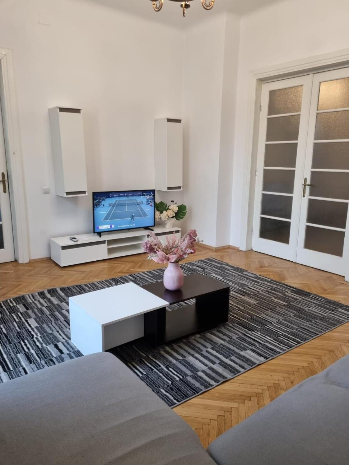 Cozy Apartment Near City Center Βουκουρέστι Εξωτερικό φωτογραφία
